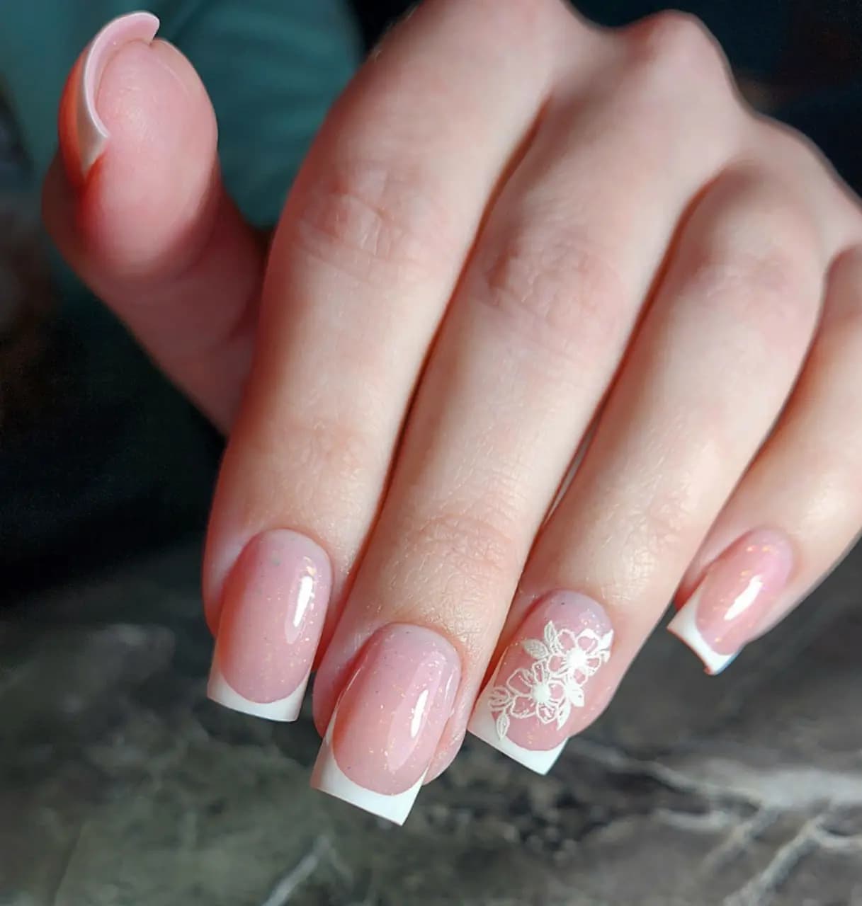 Маникюр в студии ЛИЧИ